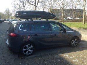 auto met dakkoffer