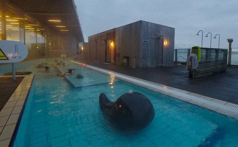 Kinderbad en sauna's in het Fontana zwembad in IJsland.