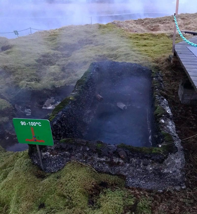 Geiser bij het secret lagoon warmwaterbad in IJsland