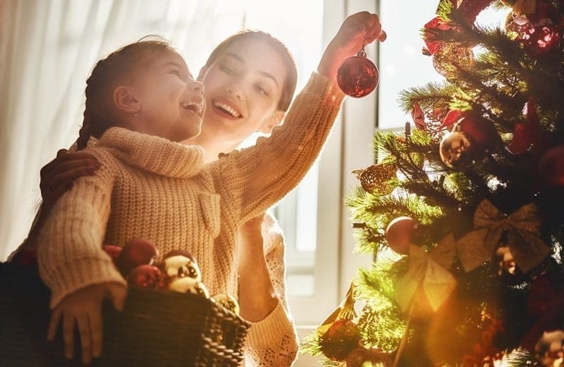 kind kerstboom versieren