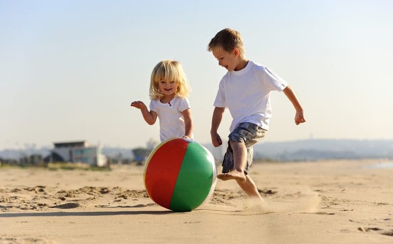 13x leuke spelletjes voor op het strand | Voormijnkleintje.nl