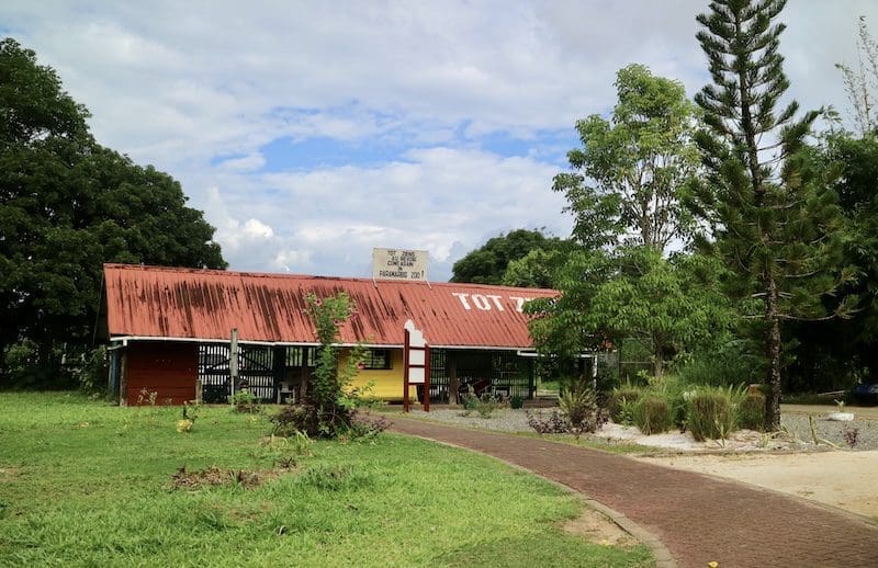 hoofdingang paramaribo zoo