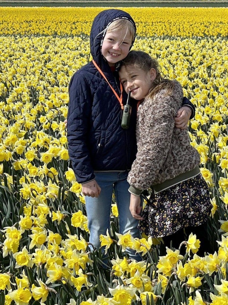 kinderen in bollenveld